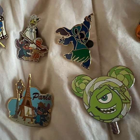 Random Disney pins - Picture 5 of 13